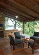 Imej utama Amazing Chalet with Private Garden, Hot Tub, Sauna, Great Location by the River