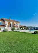 Imej utama Spacious Villa With Private Swimming Pool