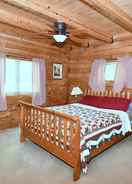 Bilik Lazy Bear Retreat - Classic Cabin!