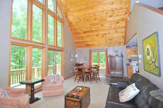 Others 4 Sqyrls Nest - 3BR Retreat With a Hot Tub