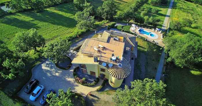 Lainnya Villa on top of a Hill With an Enchanting View of Lake Bolsena