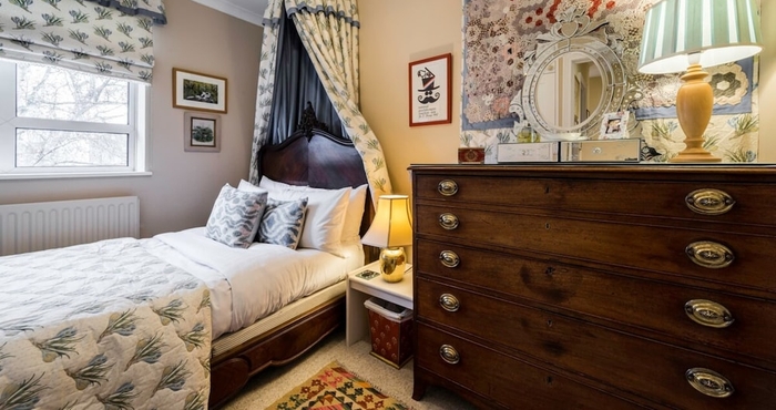 อื่นๆ 3 Bedroom Apartment on Portobello Road in Notting Hill