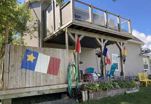 Others Cottage Jasmine on the Shediac Bay With hot tub