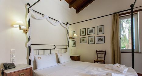 Lain-lain 2 Dine on the Generous Veranda at a Rustic Stone Getaway