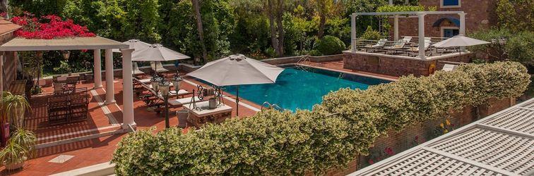 Lain-lain Dine on the Generous Veranda at a Rustic Stone Getaway