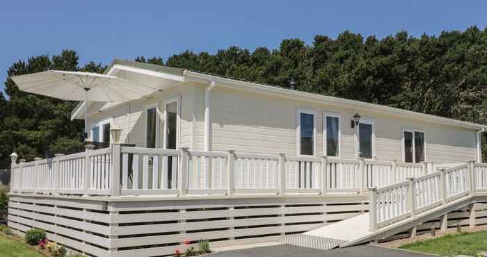 Others Impeccable 3-bed Lodge at Cayton Bay Holiday Park