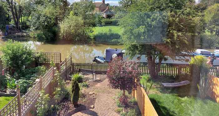 Lainnya Canalside Village House in Northampton, England