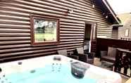 อื่นๆ 7 Keer Side Lodge, Luxury Lodge With Private hot tub at Pine Lake Resort