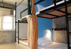 Others 7 Yellow Flowers Hostel