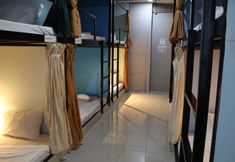 Others 3 Yellow Flowers Hostel