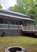 Imej utama Cute Above The Creek 1 Bedroom Farmhouse by Redawning