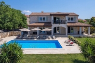 Khác Picturesque Villa in Verteneglio With Pool