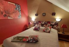 Others 4 Rustic Holiday Home with Sauna & Hot Tub in Wooded Area