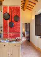 Private kitchen Fabulous Holiday Home With Wifi in Monte San Martino Italy
