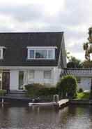 Imej utama Detached House on the Water With Jetty in Langweer