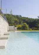 Kolam renang Chic Villa in Acqualagna with Hot Tub in Pool & Private Garden