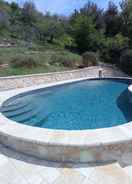 Kolam renang Lovely Holday Home in Acqualagna With Garden