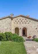 Imej utama Beautiful Villa in Belforte All'isauro With Swimming Pool