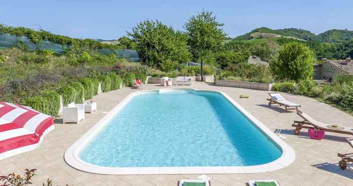 อื่นๆ Plush Holiday Home in Belforte All'isauro With Swimming Pool