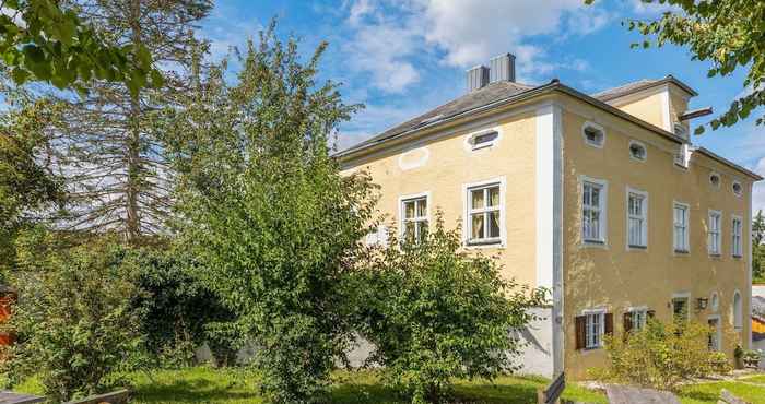 Others Lavish Castle in Riedenburg with Garden near Lake