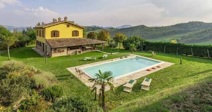 Lainnya Villa in Piandimeleto With hot tub