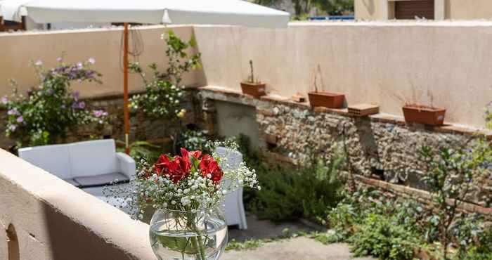 Lainnya Traditional Holiday Home in Nicotera Marina With Garden