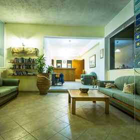 Lobby sitting area 1 เมดิเตอร์เรเนียนโรงแรมและอพาร์ทเม้นท์, โรงแรม & ที่พัก Nomos Chanias