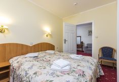 Others 7 Willa Carlton