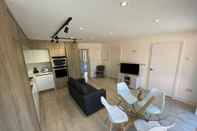 Others Stylish 2 Bed 2 Bath Flat with Garden