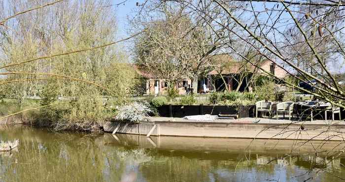 อื่นๆ Stunning 2-bed 18th Century Barn Conversion