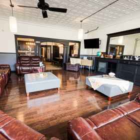 Primary image 1 The Pub with Private Yard & Parking, Near the Falls & Casino by Niagara Hospitality, Khách sạn Công viên Tiểu bang Thác Niagara