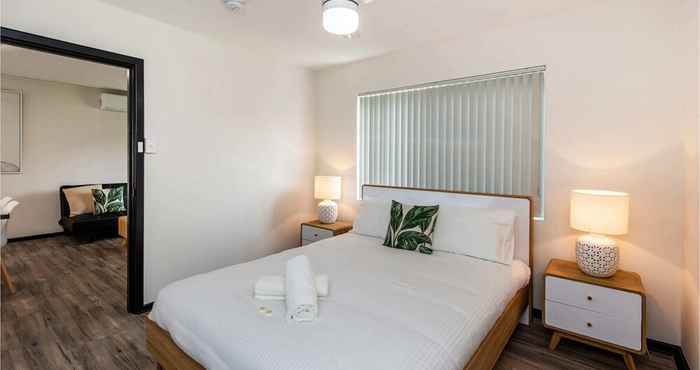 อื่นๆ Stylish Apartment in Leafy South Perth