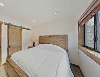 Others 2 Deluxe Slopeside Home Just Steps to Mammoth Mountain Slopes and Village Gondola - 3 Spas, Sauna and Pool by Redawning