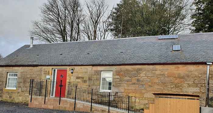 Others Inviting 2-bed Barn With hot tub Near Muirkirk