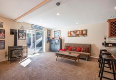 其他 6 Northern Daylights 1 Bedroom Home by RedAwning