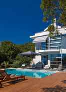 Imej utama Modern Villa With Private Pool and Hot Tub, Near the Sea