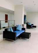 Kawasan tempat duduk lobi Best Location and New Furnished @ Studio Capitol Park Residence Apartment