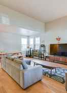 Imej utama Spacious & Scenic 4br W/ Deskspace In Hayward 4 Bedroom Home by Redawning