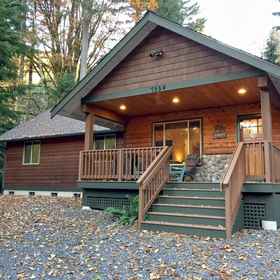 Primary image1Mt Baker Lodging Cabin 65 Sleeps 10,霍特科姆县別墅