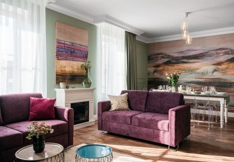 Others Soak in Modern Floral Atmosphere by Market Square Airport Pickup Breakfast