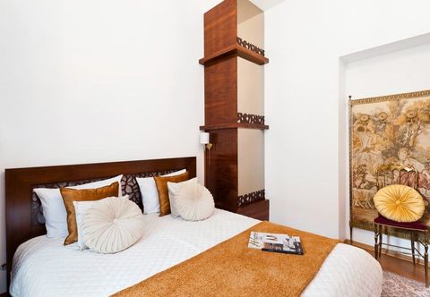 Others Enjoy Incredible Antique Apartment in Historical Townhouse by Market Square