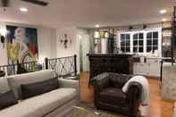 อื่นๆ Five-star Historic Boyd Harvey Carriage House 2 Bedroom Home by Redawning