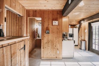 อื่นๆ 4 05mbh - Economical - Wifi - Pets Ok - F/p - D/w - Sleeps 2 1 Bedroom Apts by RedAwning