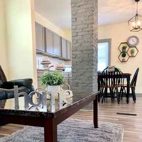 Primary image1The Southside Villa - With Private Yard & Parking, Near Falls & Casino by Niagara Hospitality,尼亚加拉县別墅