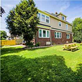 Primary image1The Trotter Manor - With Private Yard & Parking, Near Falls & Casino by Niagara Hospital,尼亚加拉县別墅