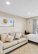 Imej utama Studio With A Queen Size Bed, Twin Bed And Sofa Sleeper - Sleeps 5 0 Bedroom Condo by Redawning