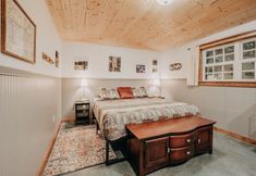 Others 2 72mf - Rustic - Pets Ok - Sleeps 2 1 Bedroom Cabin by Redawning