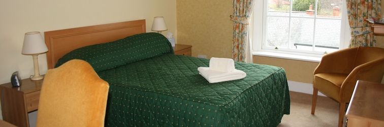 Others House - Sleeps 6 & Paid off Site Parking Available