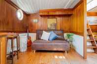 อื่นๆ Beautiful Spacious Houseboat in Kerkdriel Near Lakebeach