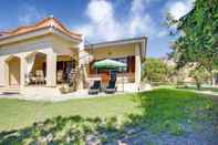 Lainnya Beachfront Holiday Home in Siniscula With Private Garden